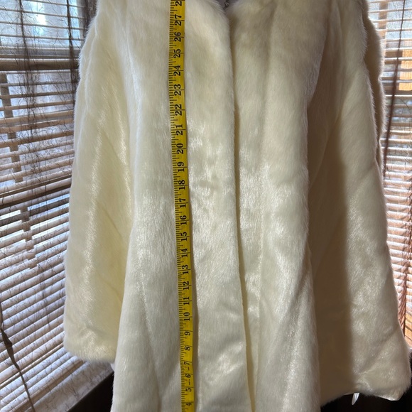 Women’s Ms. Design Collection white faux fur cape (Never worn) Size 2X - Picture 4 of 14